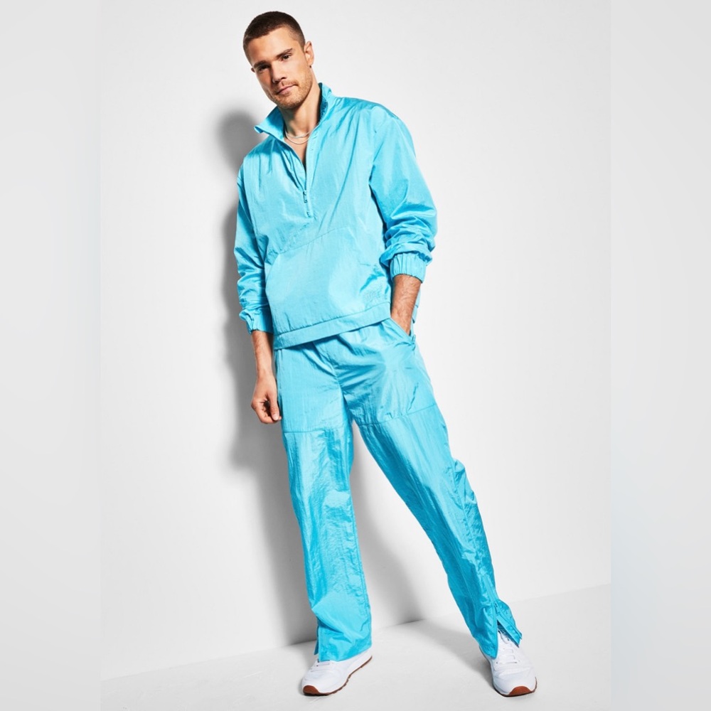 Relaxed style and comfort
mens half-zip jacket & jogger from Royalty by Maluma
